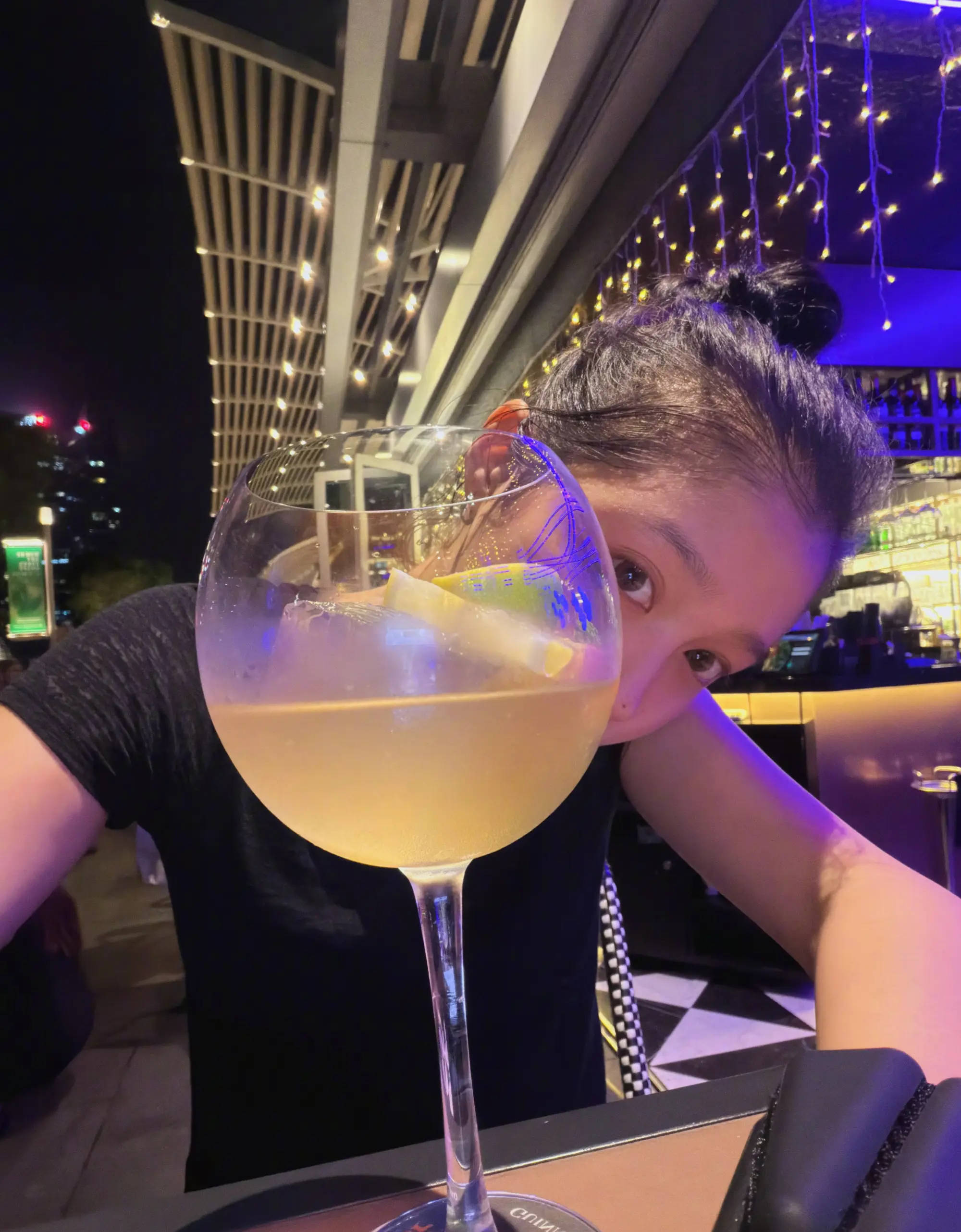 关晓彤更新好意思照！在新加坡边看局势边夜跑颠倒知足