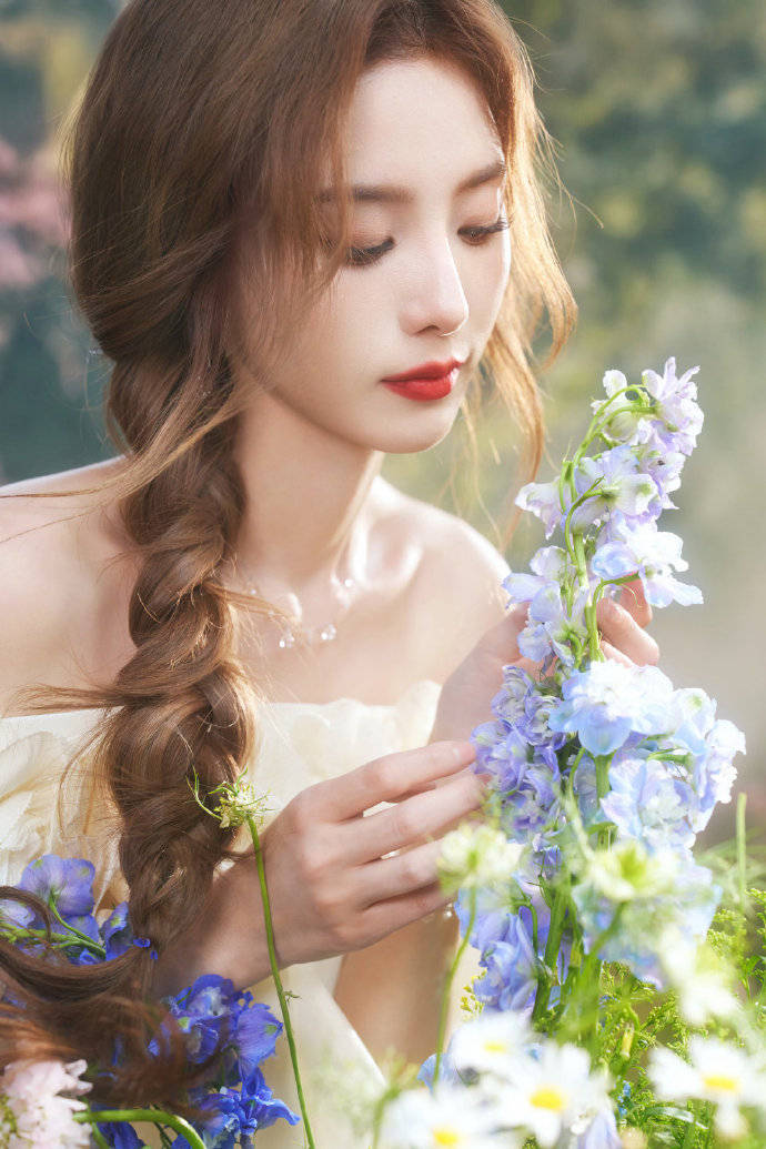 徐艺洋穿白裙与花海合照 光影衬出灵动氛围感