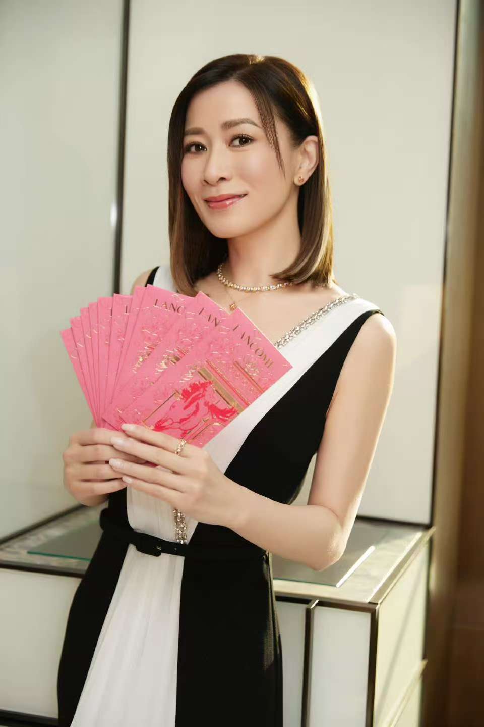 佘诗曼穿束身长裙身姿窈窱 出席游园会明媚又自信