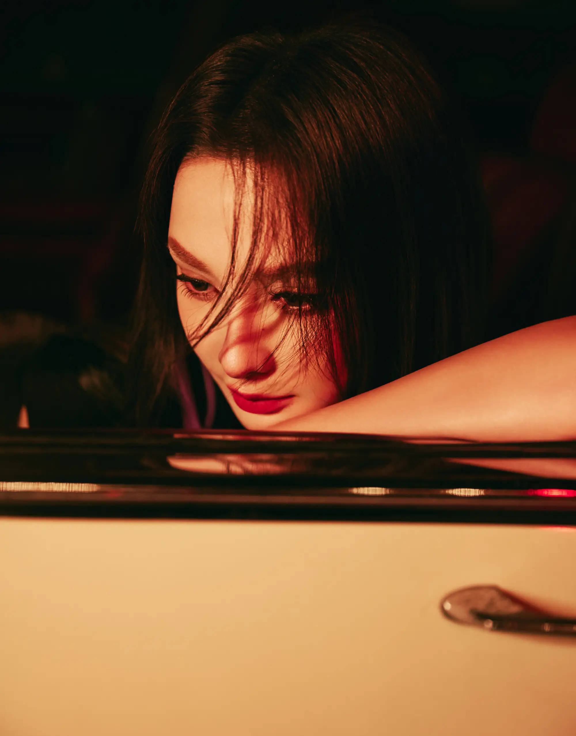 彭小苒穿镂空连体衣躯壳火辣 抬手遮眸显飒媚气场