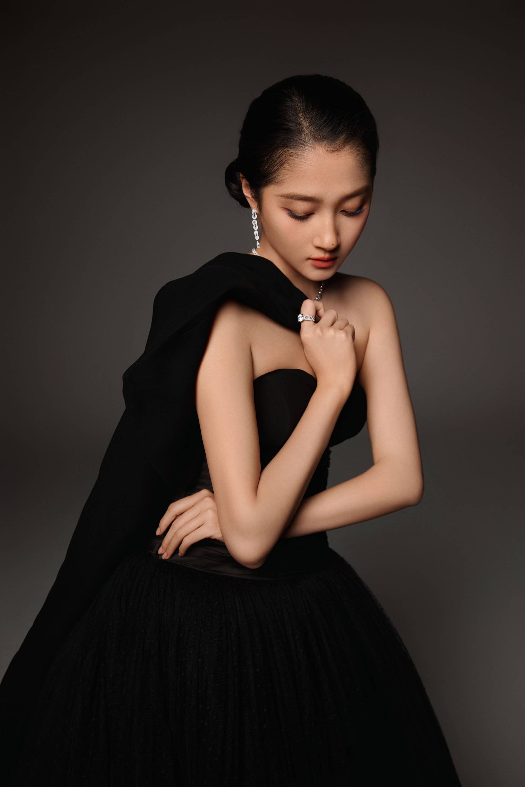 关晓彤穿抹胸纱裙配宽檐黑帽 红唇冷眸优雅又贵气