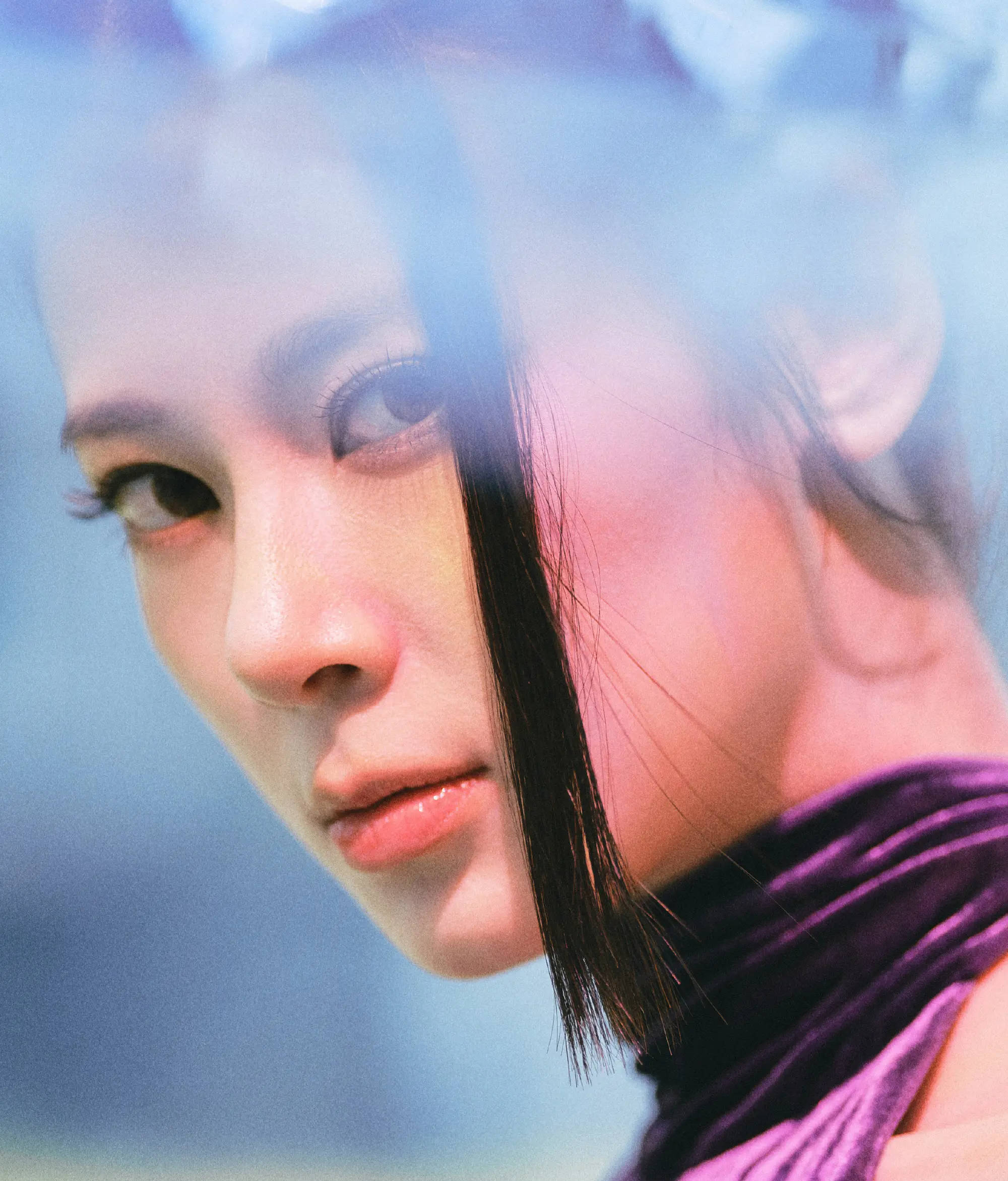 赵昭仪穿紫丝绒裙心境冷峻 侧身回眸气场酷飒神秘