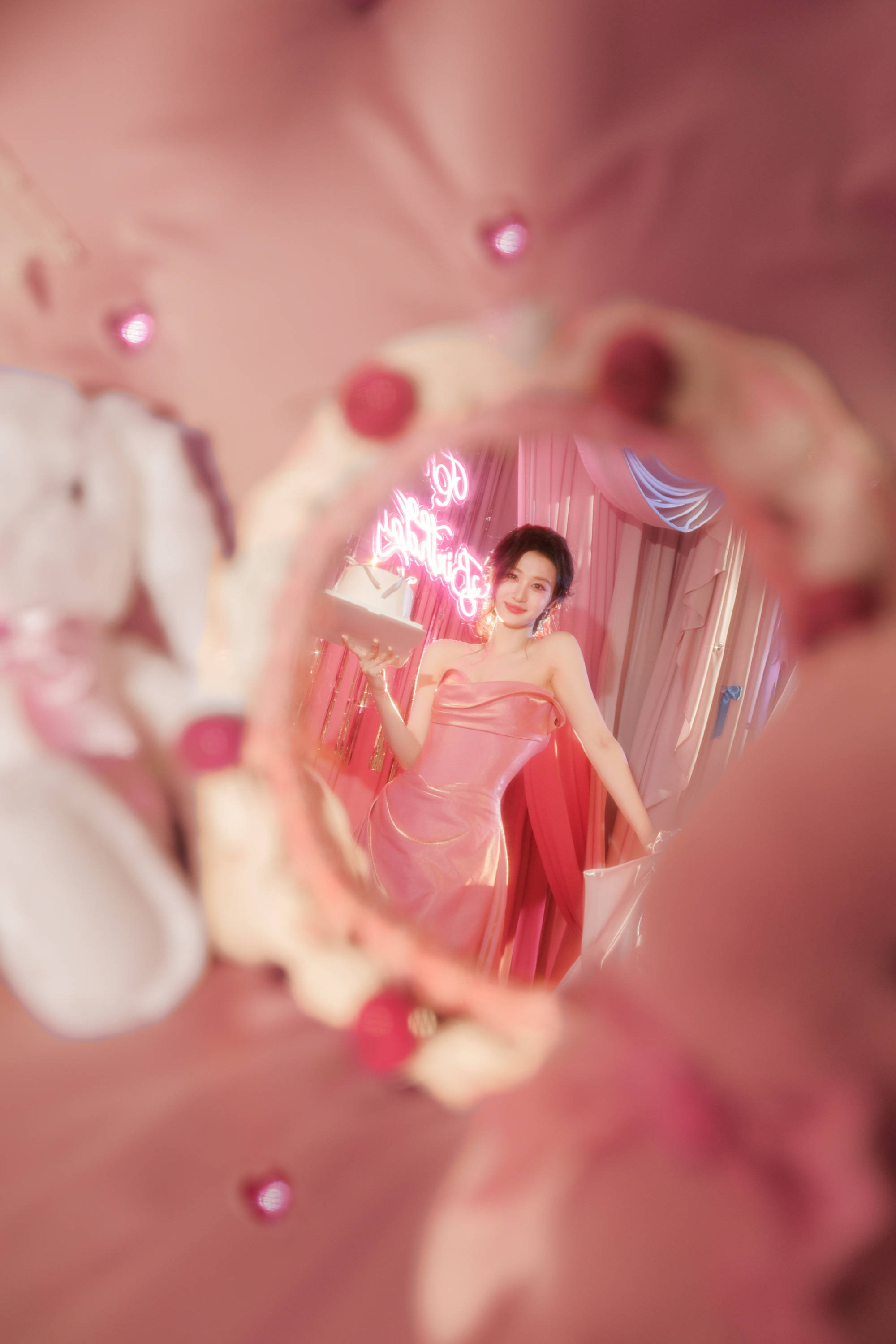 王楚然身着抹胸粉裙庆生 宛如童话公主甜度满分