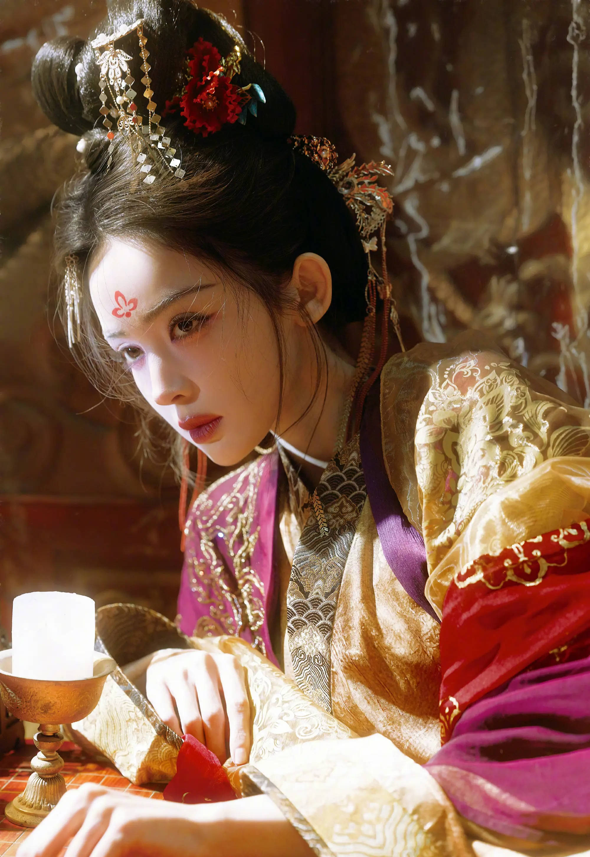 古力娜扎紫金古风裙配花钿 冷艳幻灭气质凉爽