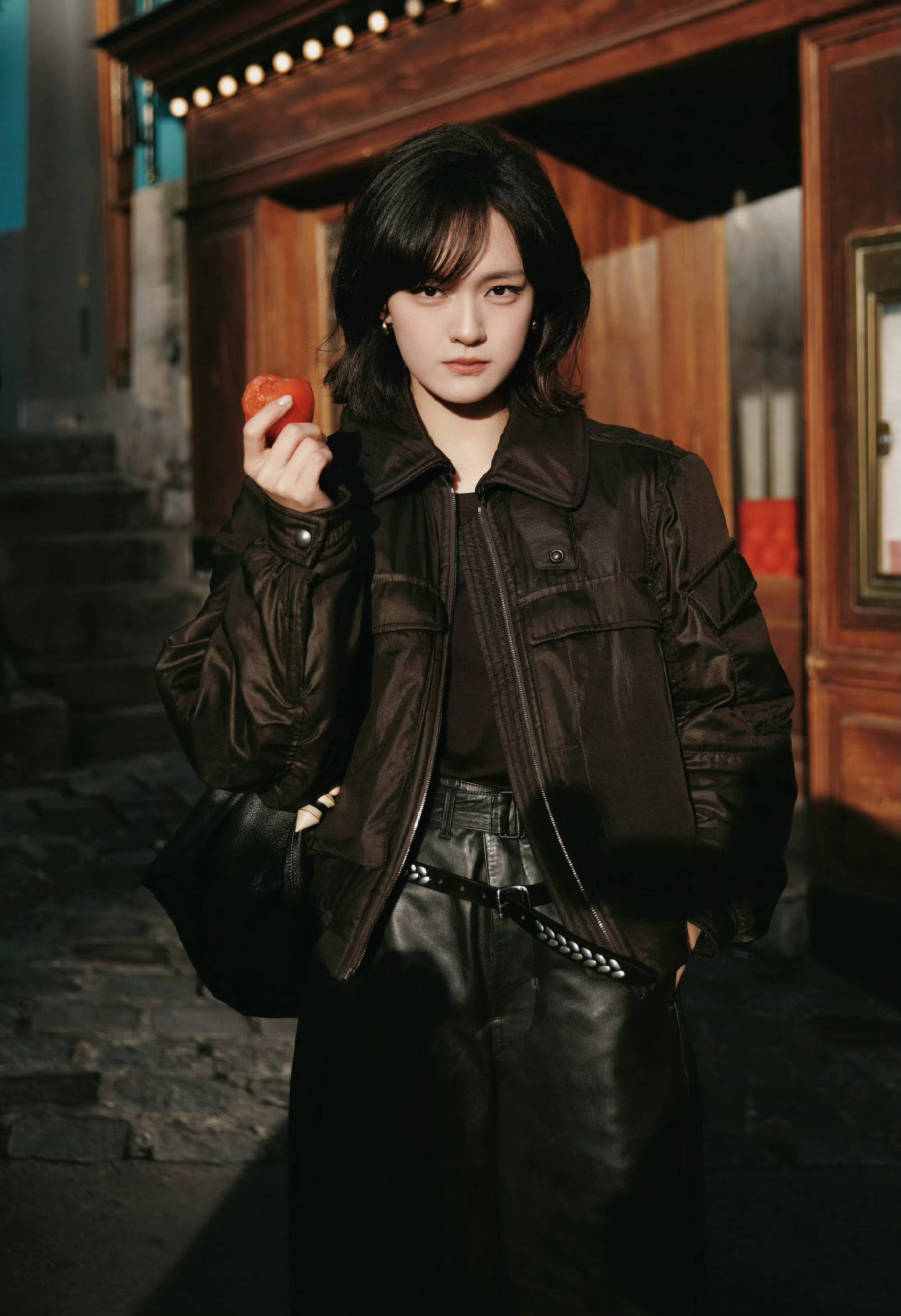 文淇黑皮衣配皮裙街头踱步 凉爽轻松又灵动