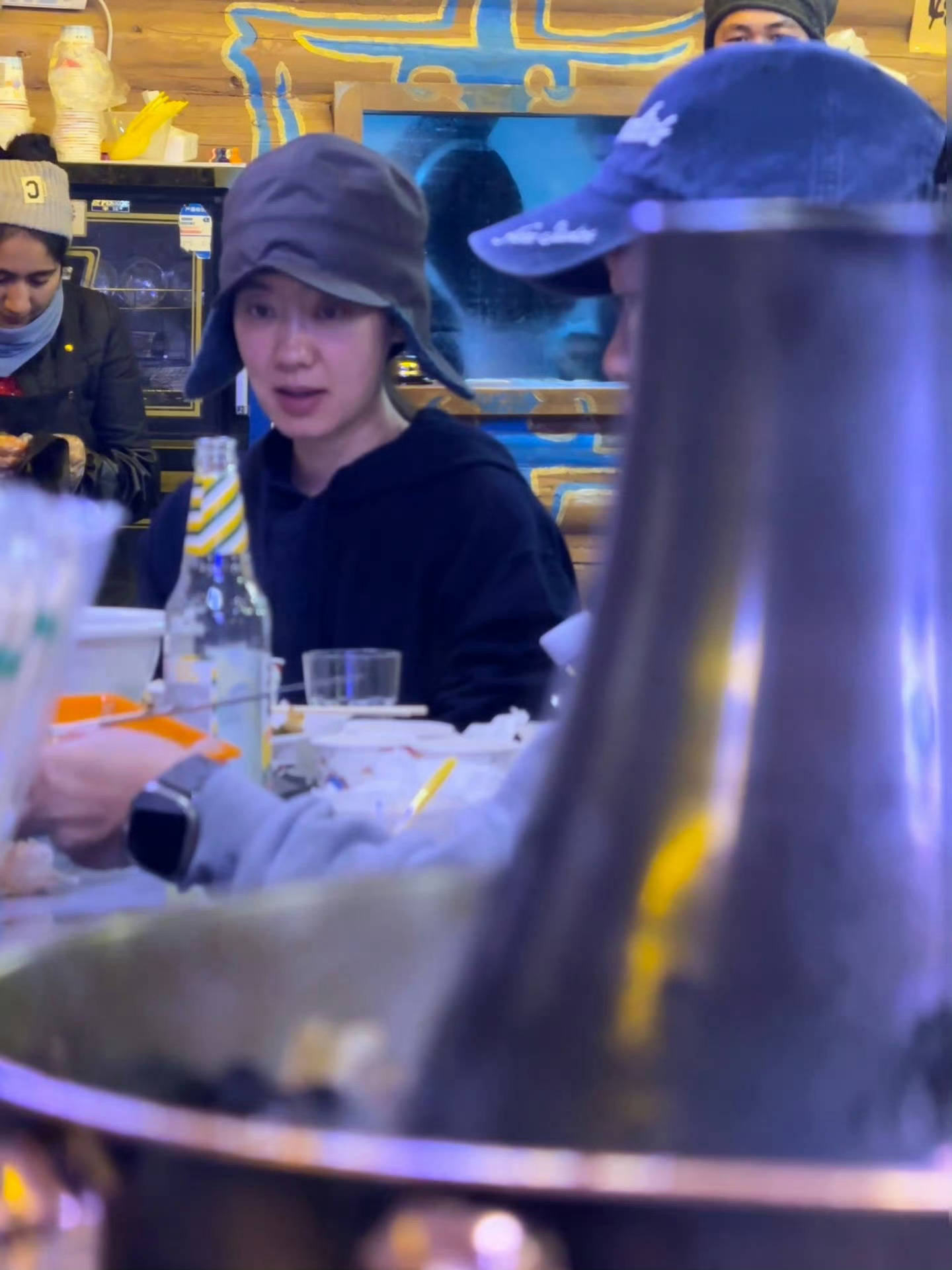 贾玲与张小斐新疆聚餐被偶遇 亲密互动情感深厚