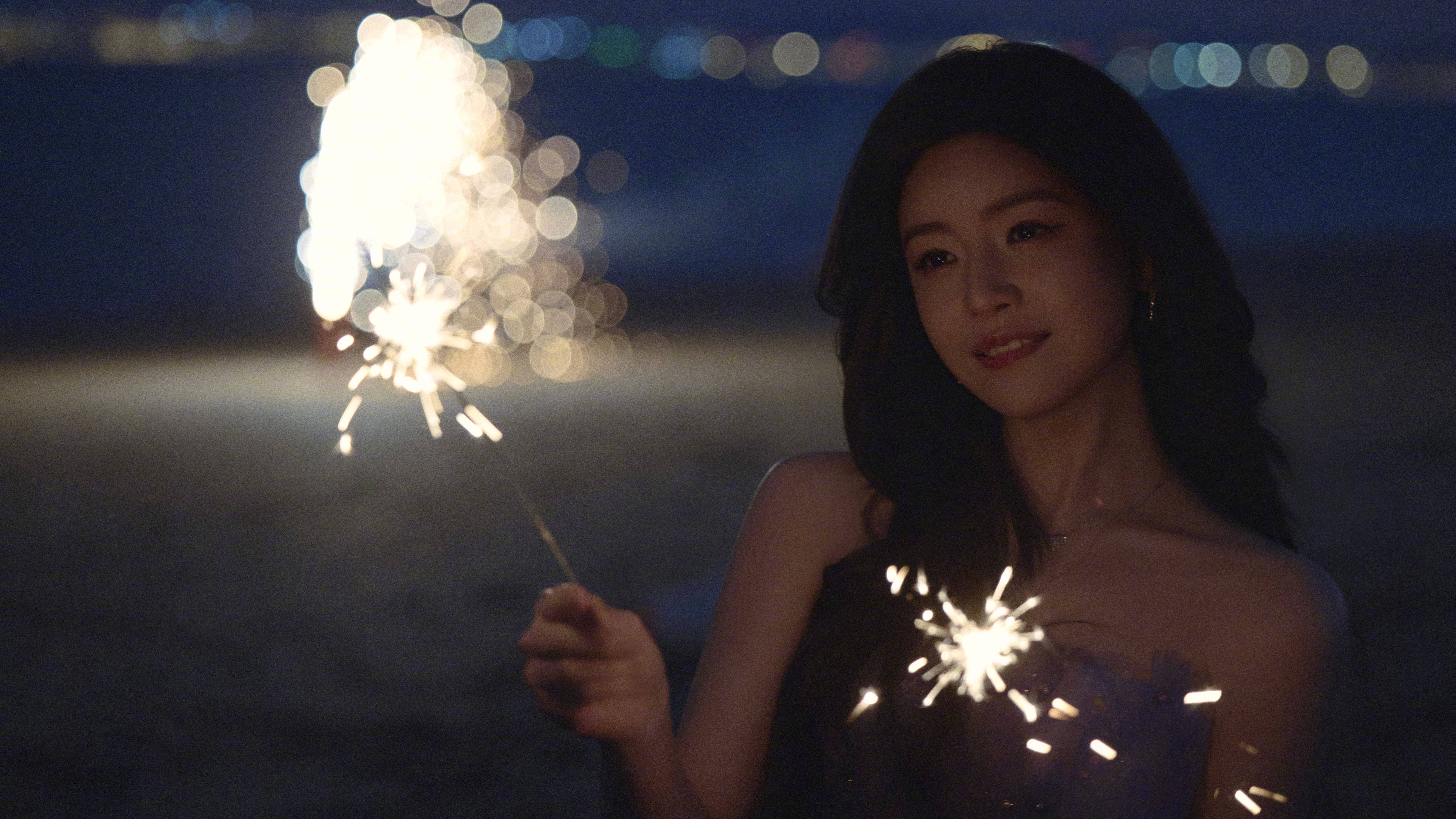 陈妍希穿紫抹胸征服笑貌明媚 手握烟火棒黑甜乡绮丽