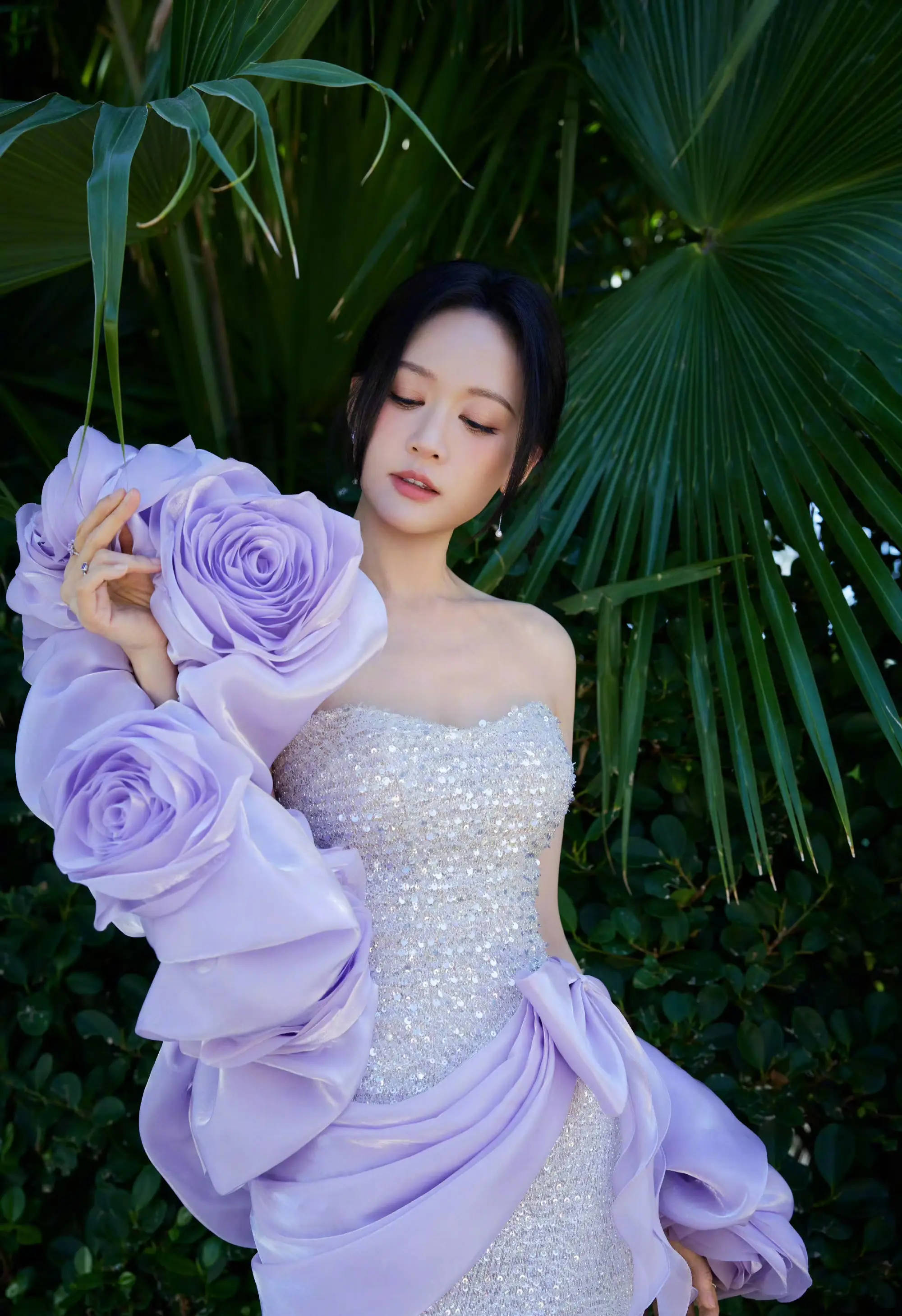 陈乔恩着闪钻鱼尾裙亮相海边 轻佻温情尽显优雅