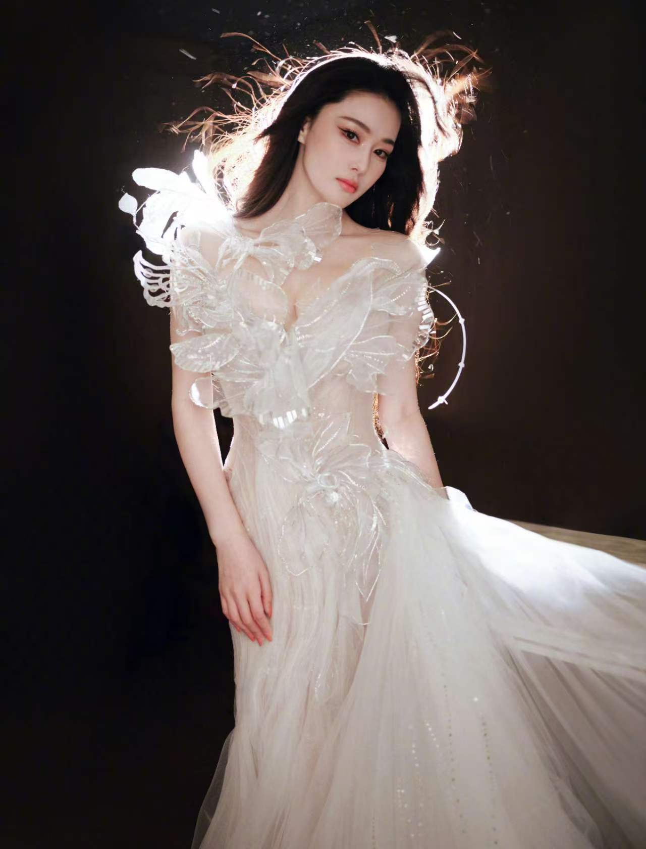 张馨予穿蝴蝶纱裙勾画好意思满体魄 目光阴凉又柔媚