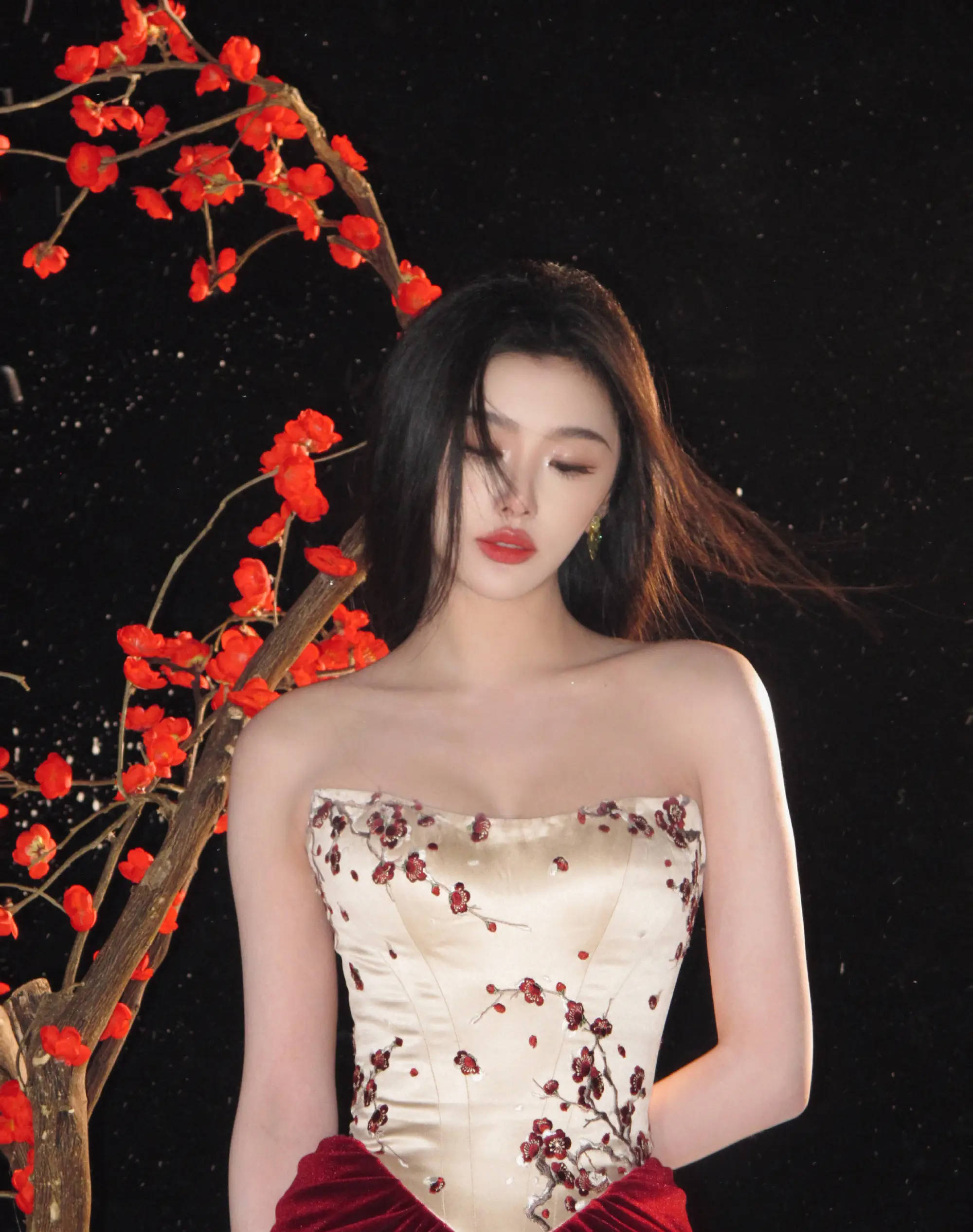 孔雪儿穿抹胸梅花裙气质素雅 黑发垂肩似古典好意思东谈主