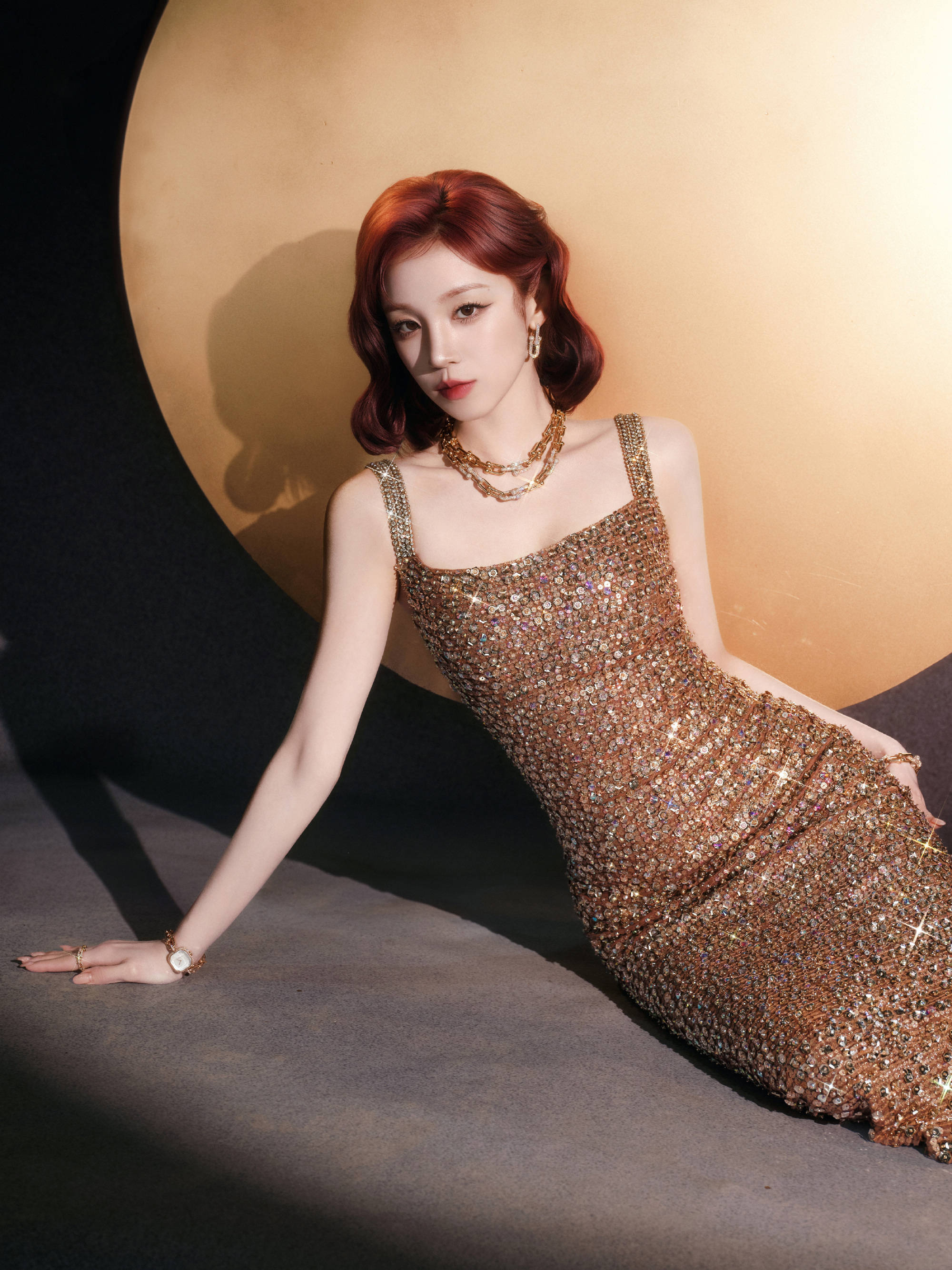 宋雨琦穿亮片裙弧线唯妙 变身维握名伶媚眼如丝