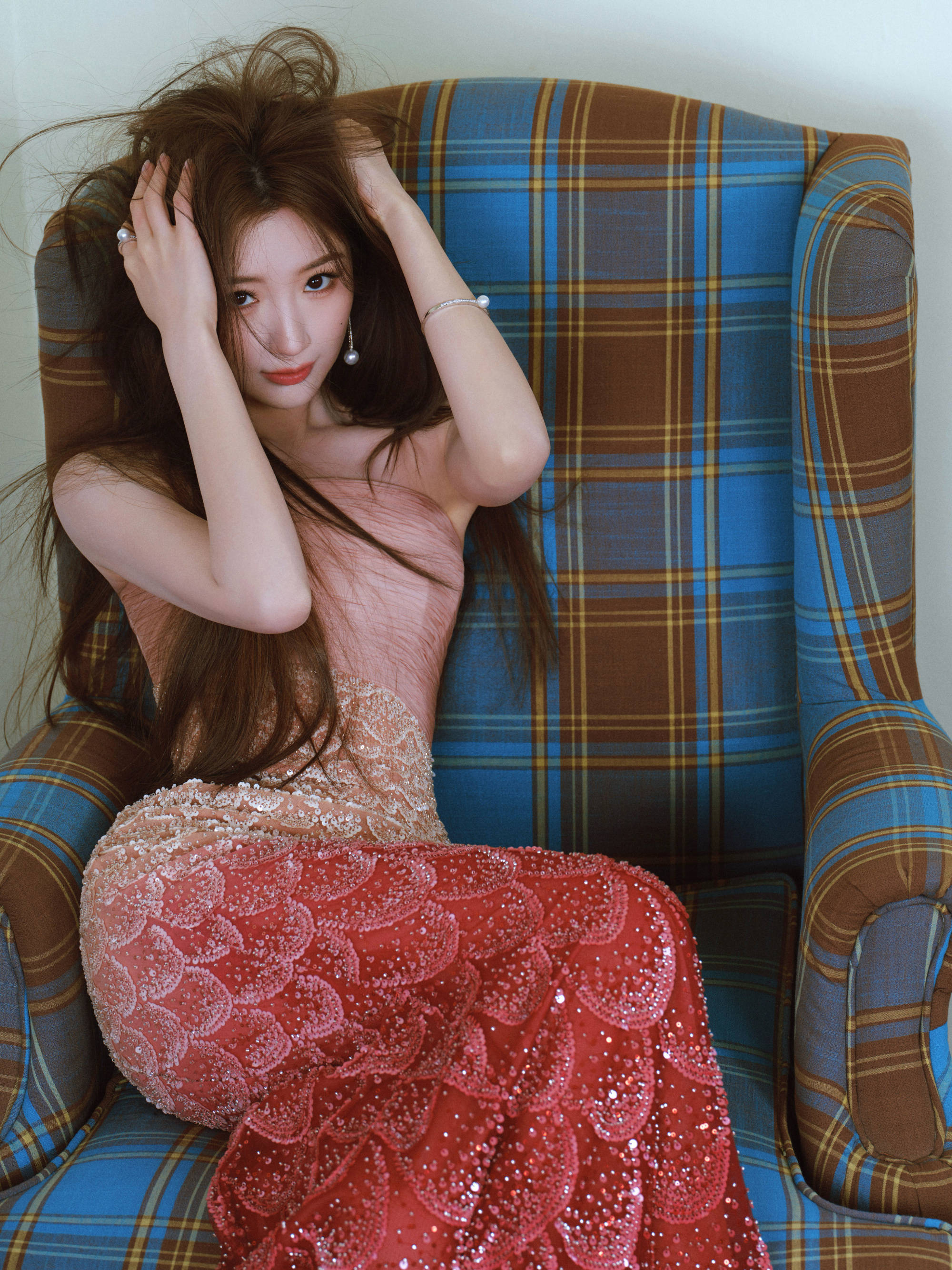 毛晓彤身着红色渐变鱼尾裙 身姿唯妙弧线迷东谈主