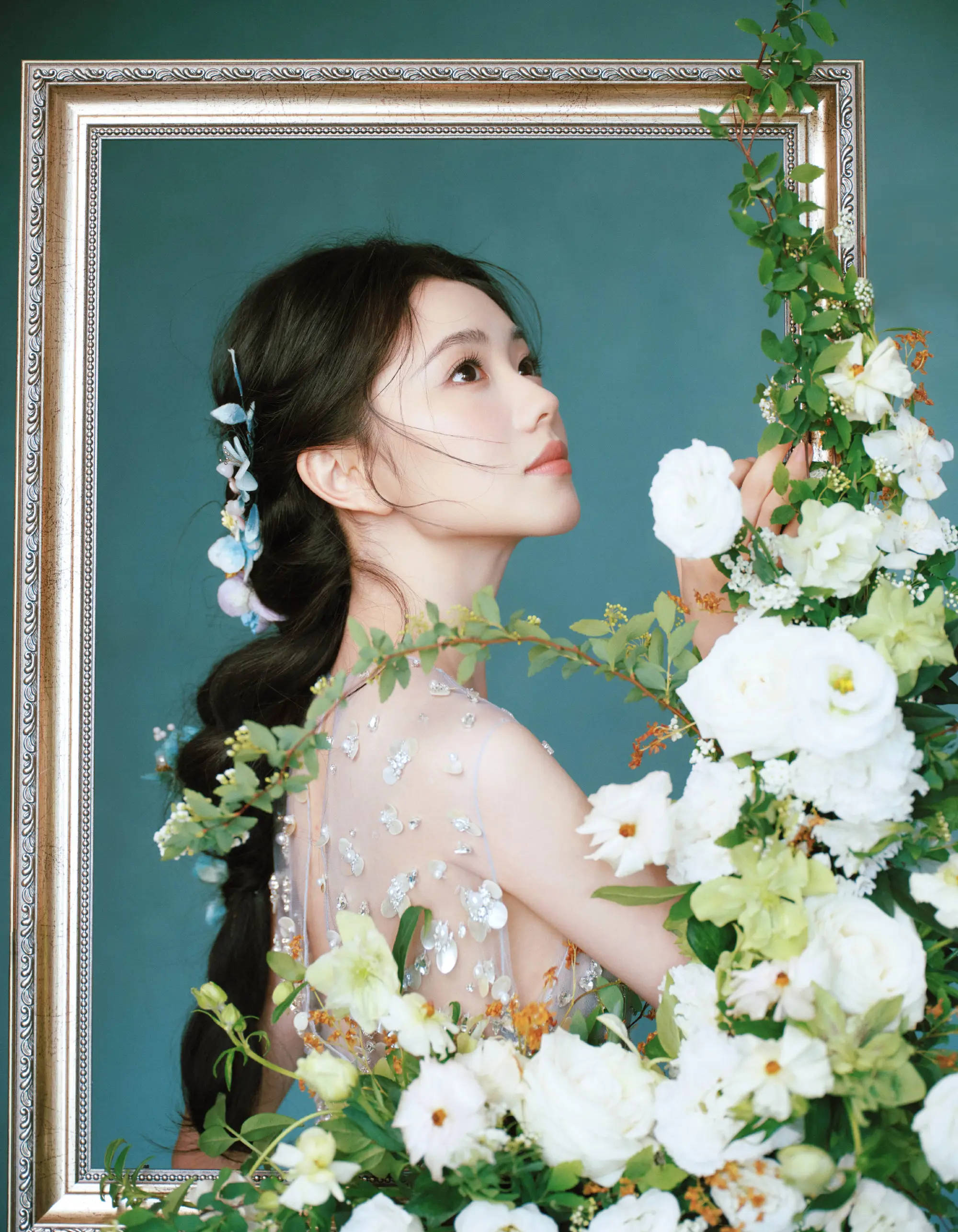 刘浩存晒春日氛围感好意思照！与白花合影气质清纯可东说念主