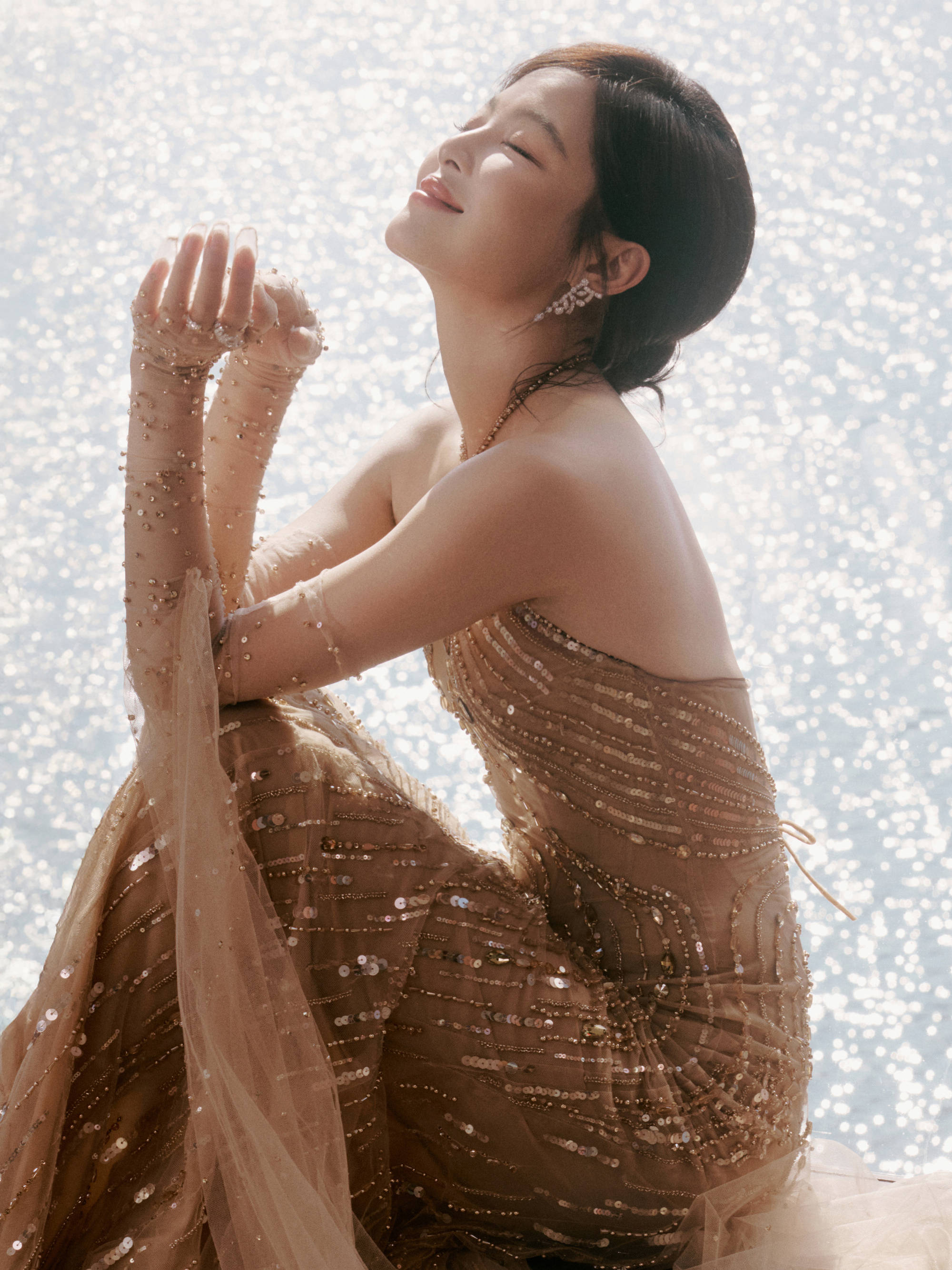 辛芷蕾金色拖尾裙丽都优雅 展露唯妙身姿弧线迷东谈主