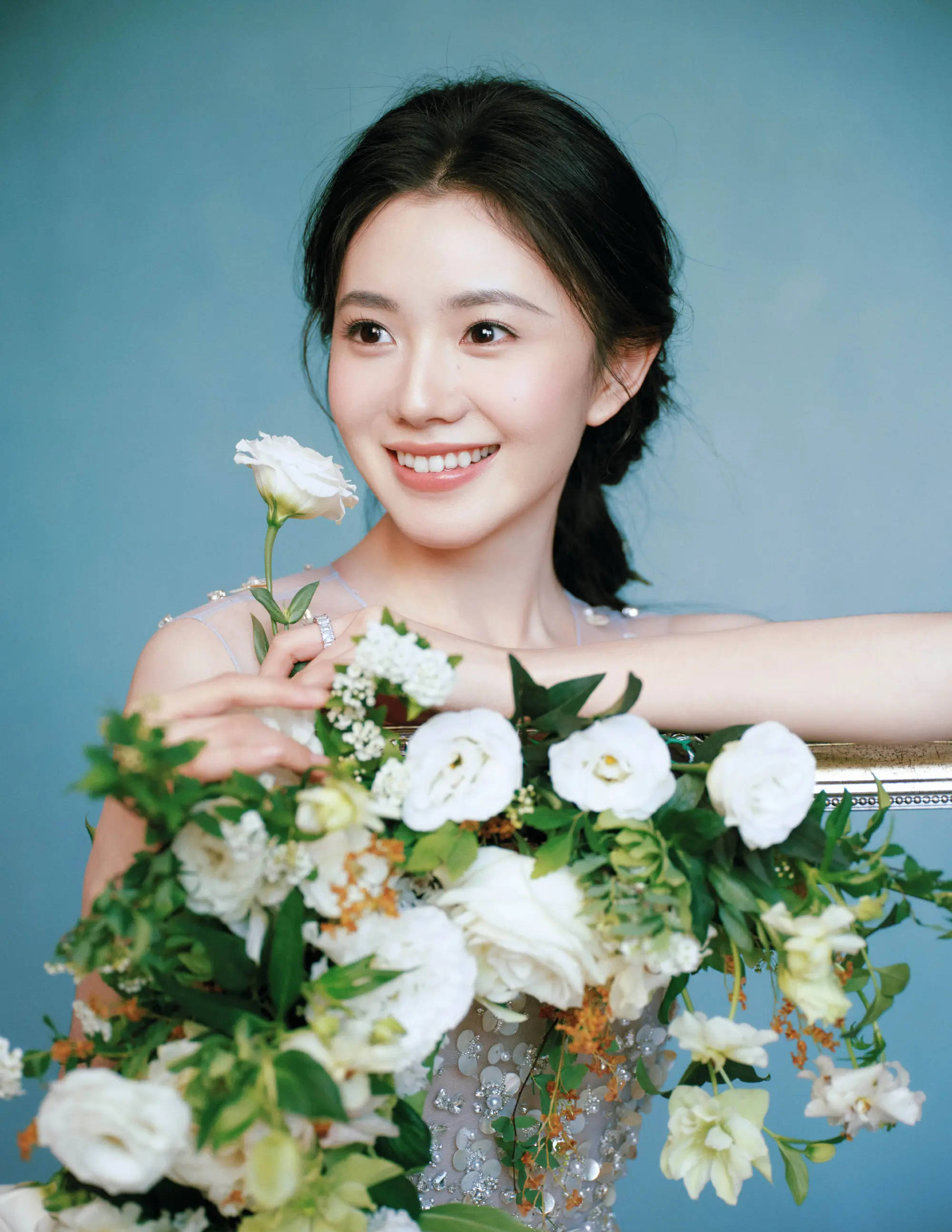 刘浩存晒春日氛围感好意思照！与白花合影气质清纯可东说念主