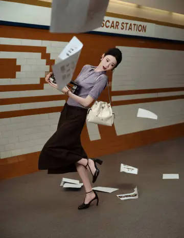 张艺凡穿浅紫上衣与深棕长裙 妆容清透优雅又寒冷