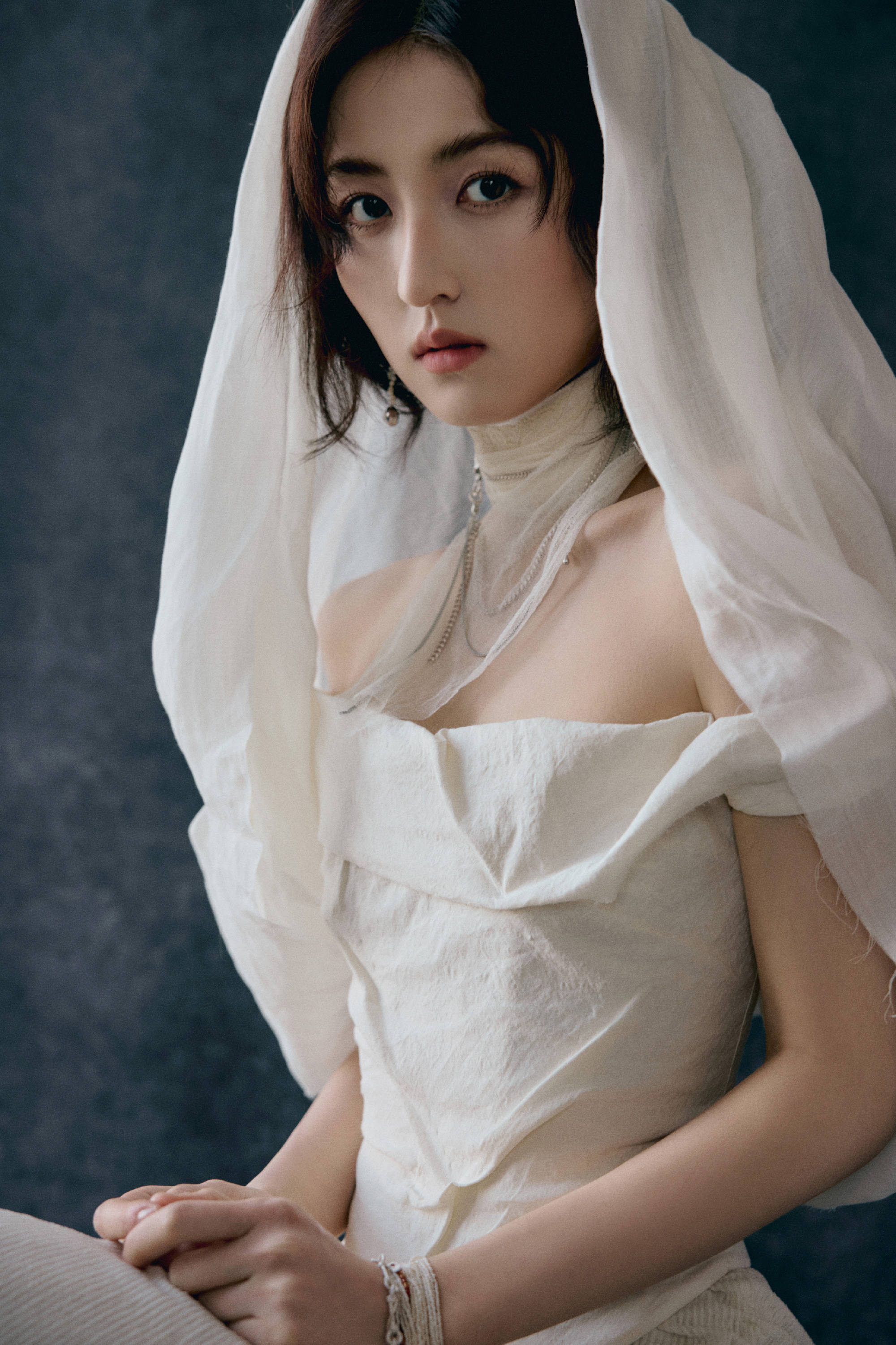 张子枫穿一字肩长裙秘籍矜贵 垂眸千里想似女神驾临