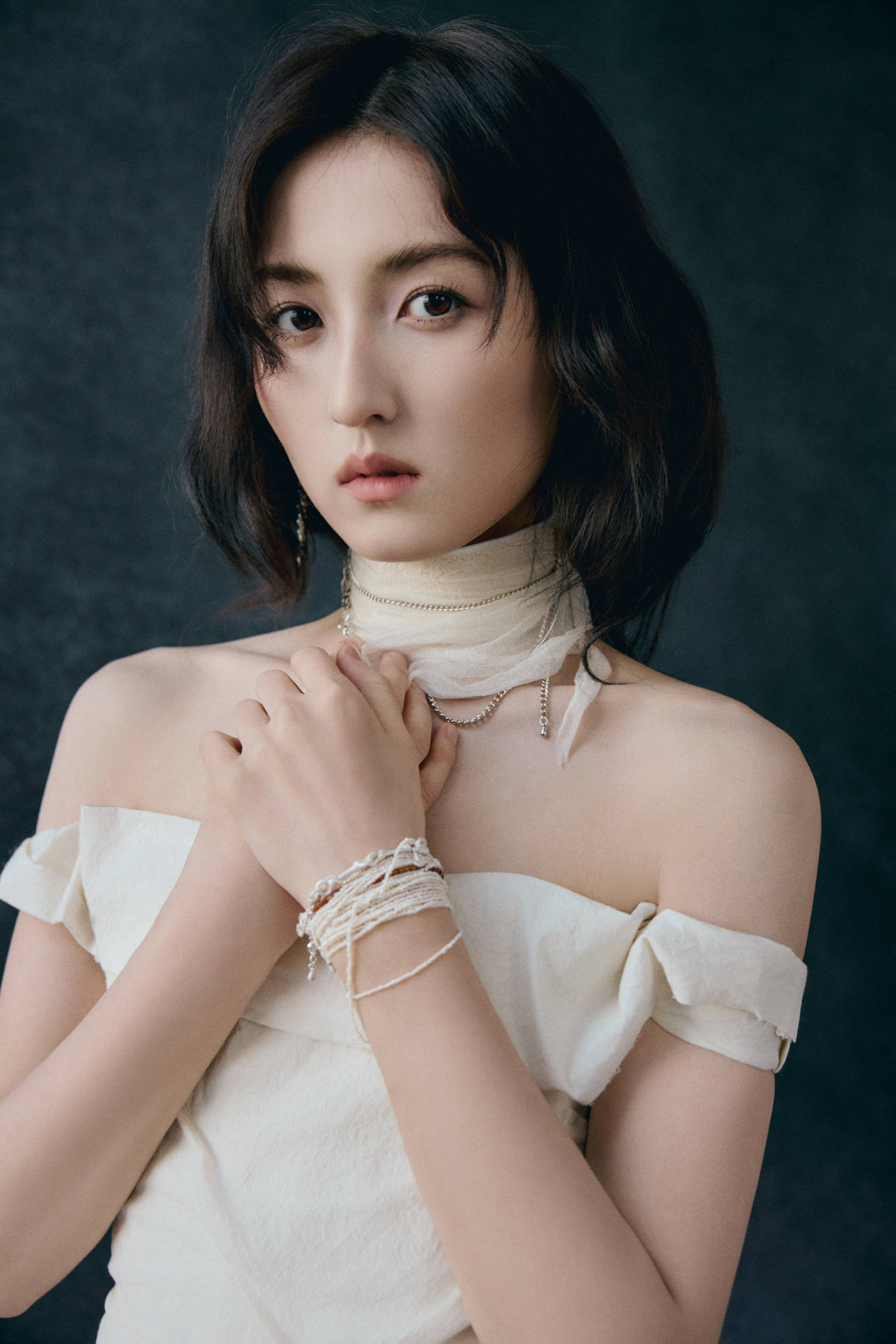 张子枫穿一字肩长裙秘籍矜贵 垂眸千里想似女神驾临