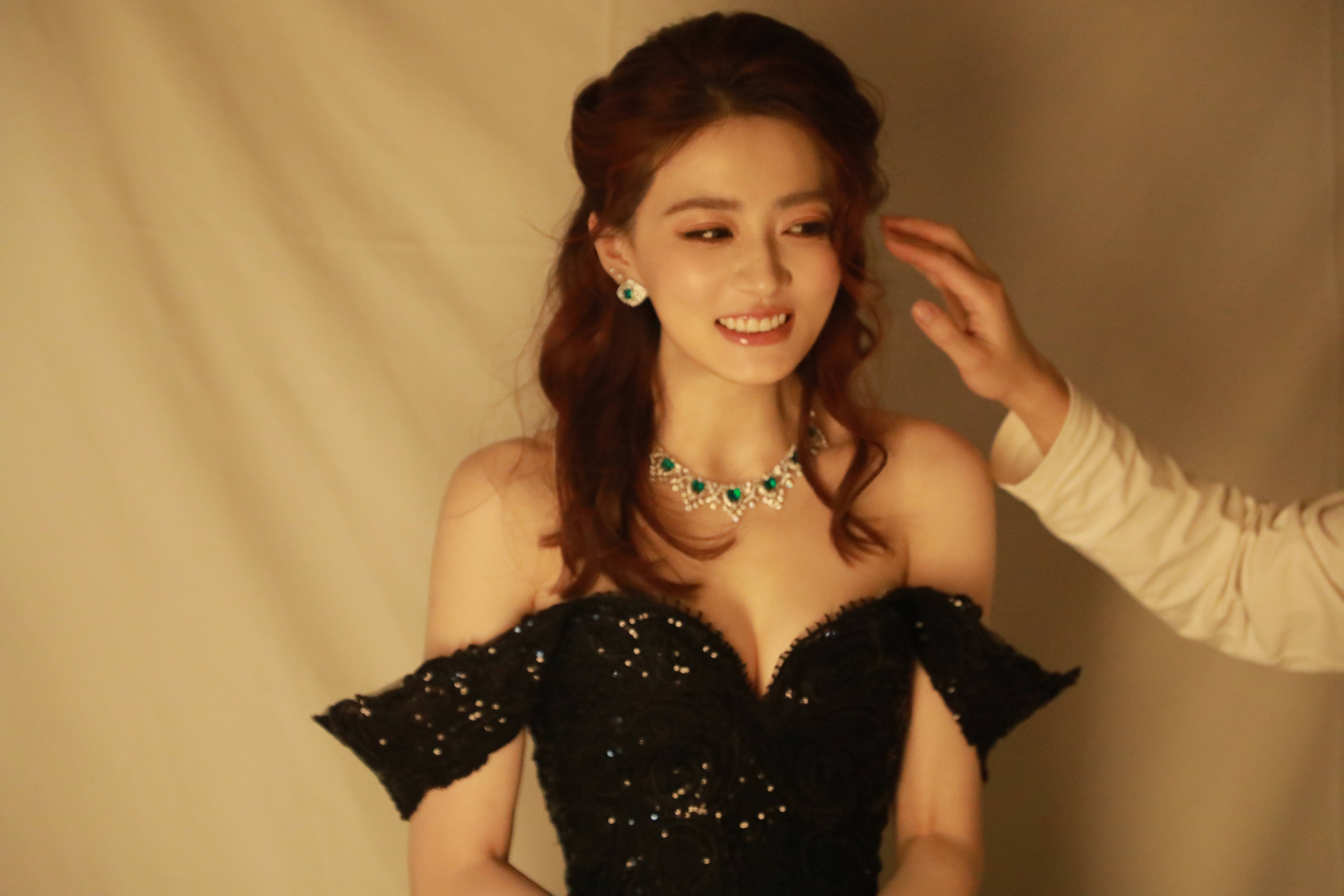 徐璐穿玄色深V裙躯壳弧线唯妙 鬈发造型慵懒性感