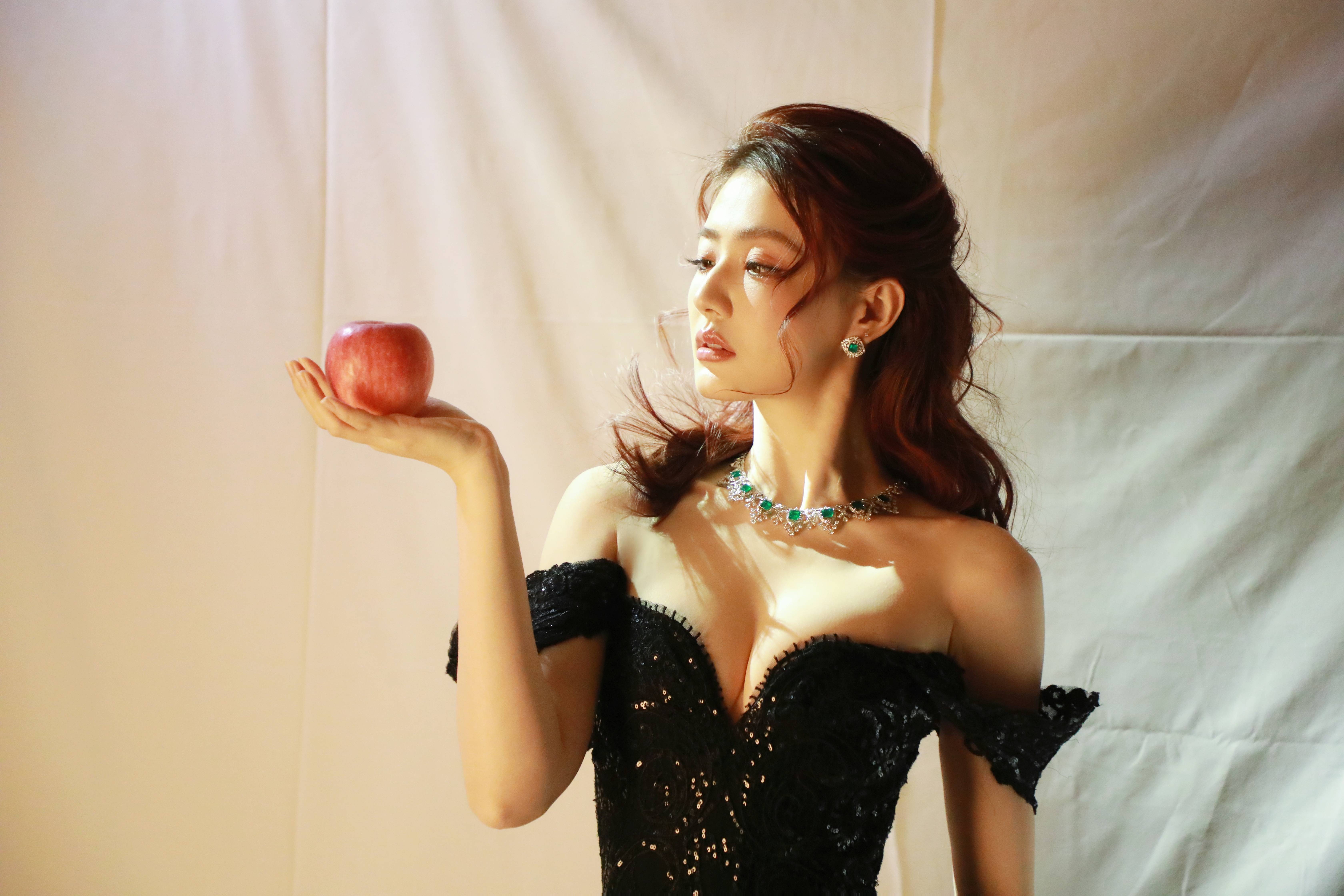 徐璐穿玄色深V裙躯壳弧线唯妙 鬈发造型慵懒性感