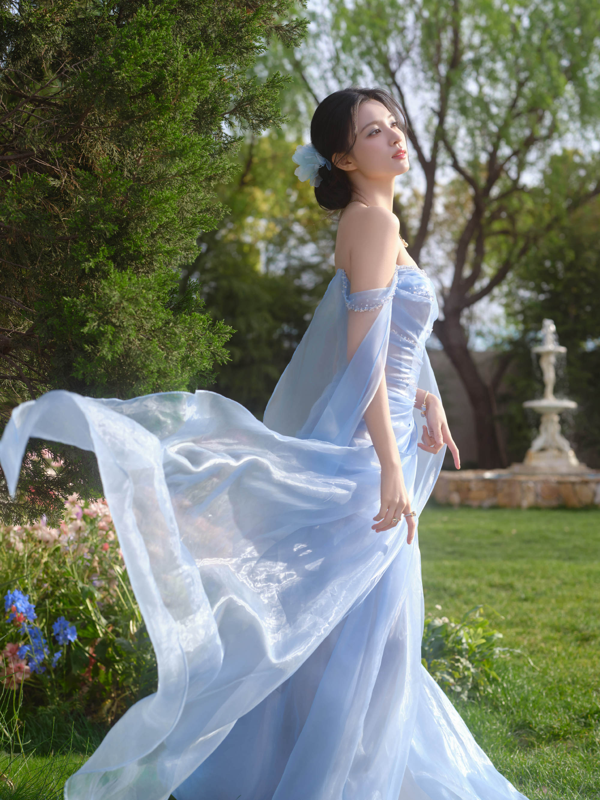 王楚然穿冰蓝纱裙宛若花中精灵 回眸灵动梦境迷东谈主