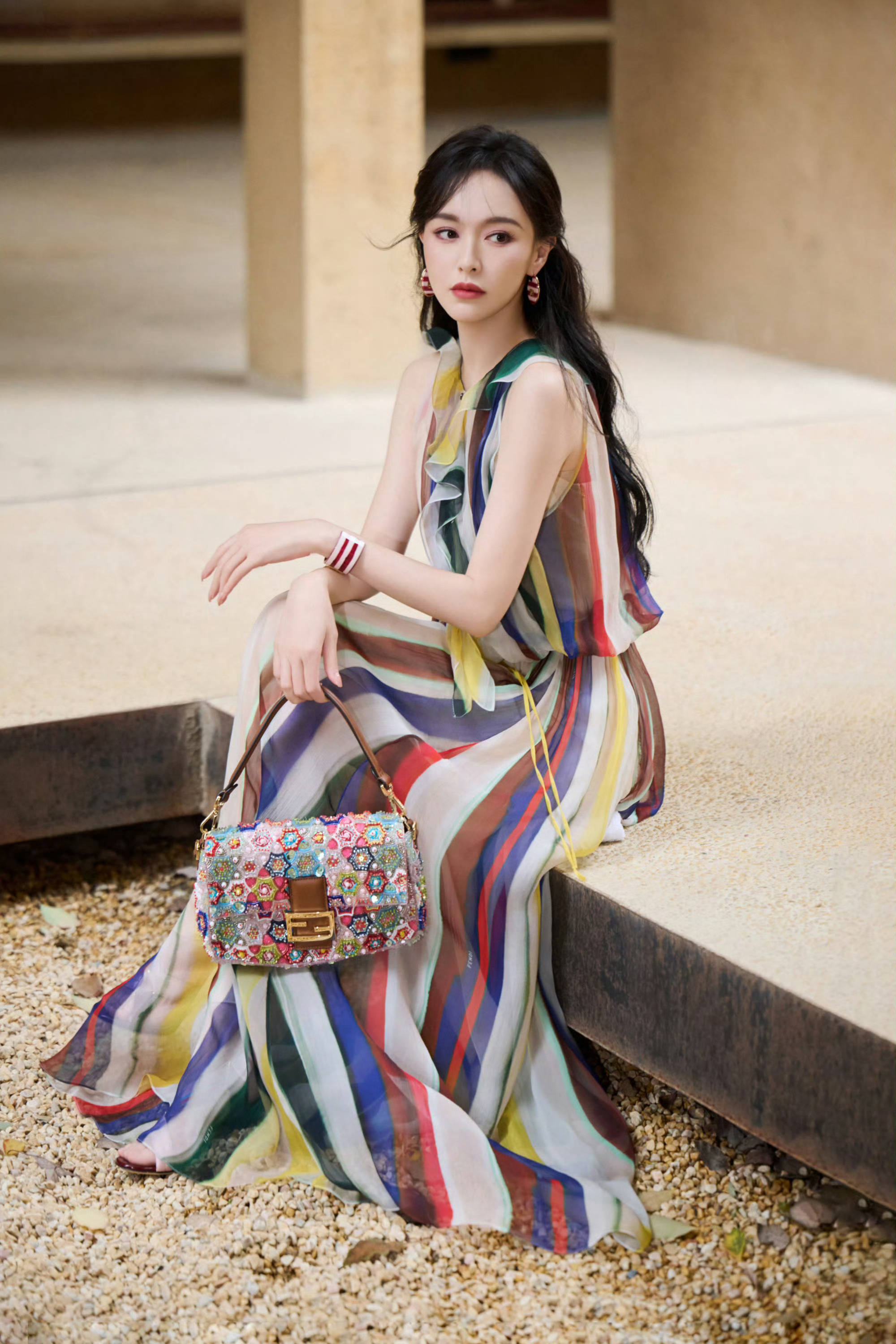 唐嫣穿彩条无袖纱裙鬈发微扬 所作所为灵动又明媚