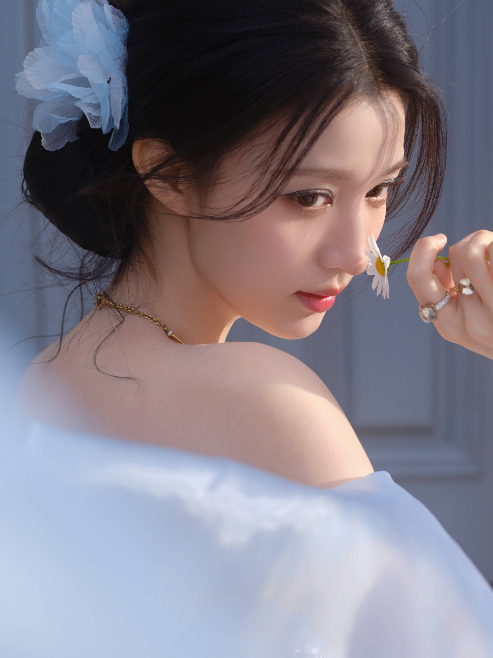 王楚然穿冰蓝纱裙宛若花中精灵 回眸灵动梦境迷东谈主