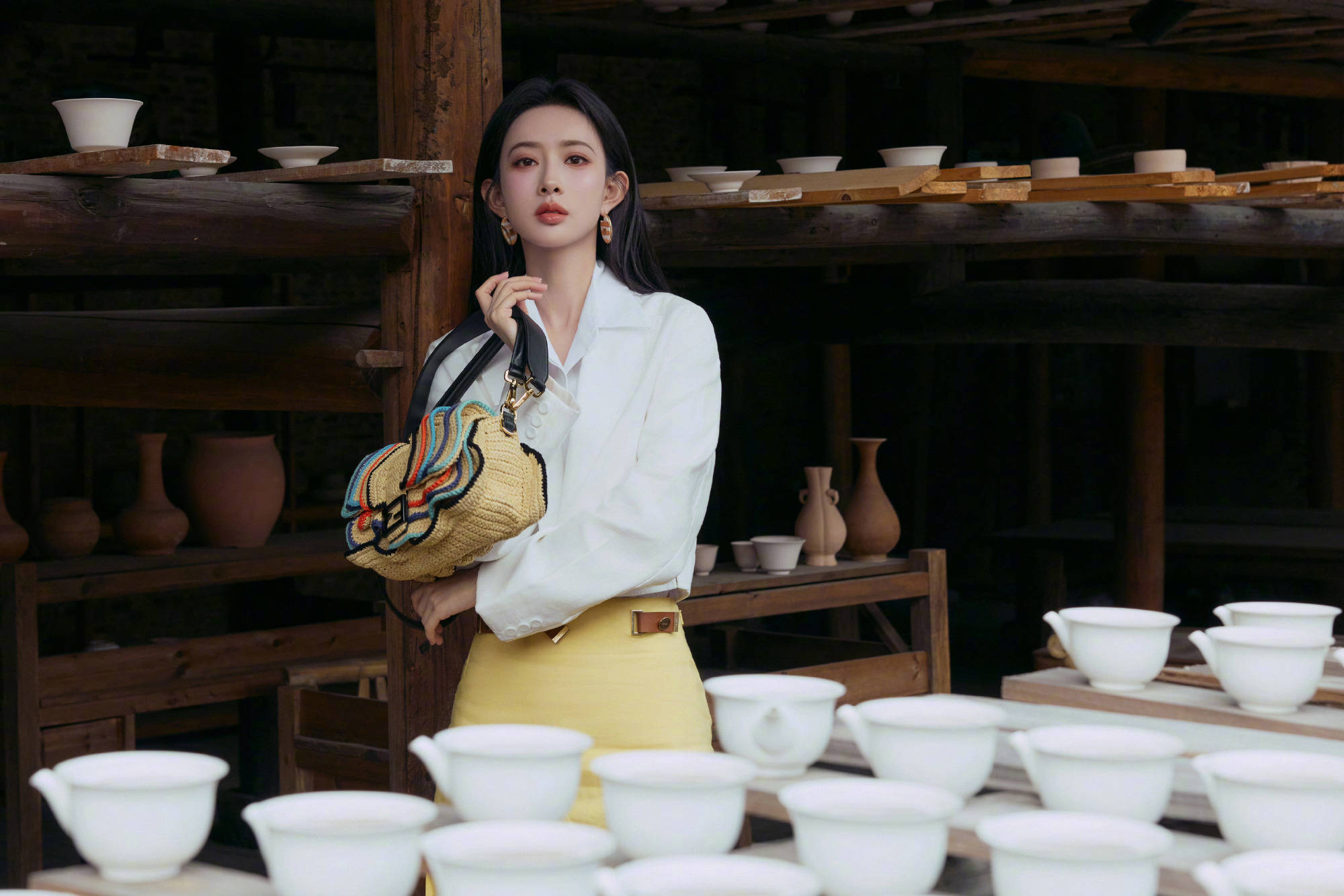 孟子义现身景德镇 白西装置黄色半裙优雅又明媚