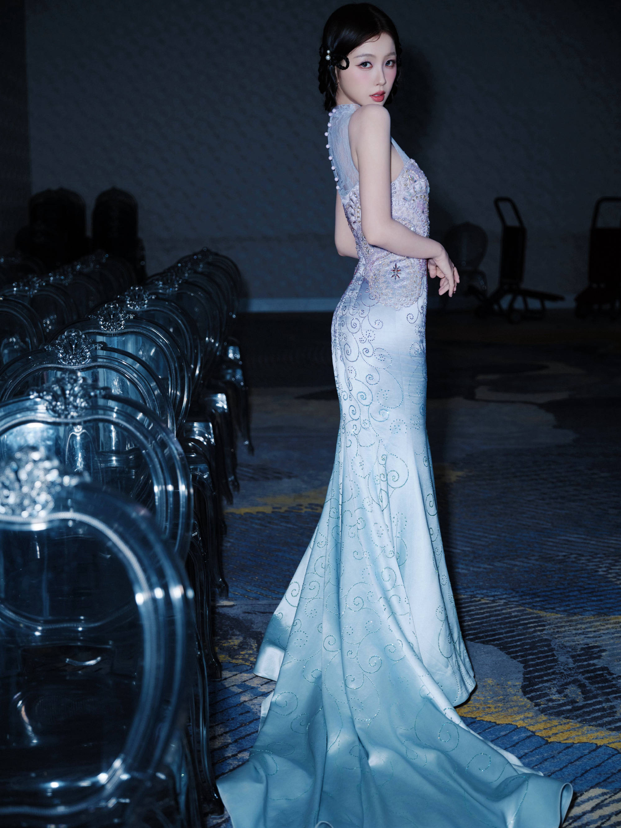 虞书欣穿蕾丝旗袍复旧优雅 鱼尾裙摆显唯妙动东说念主