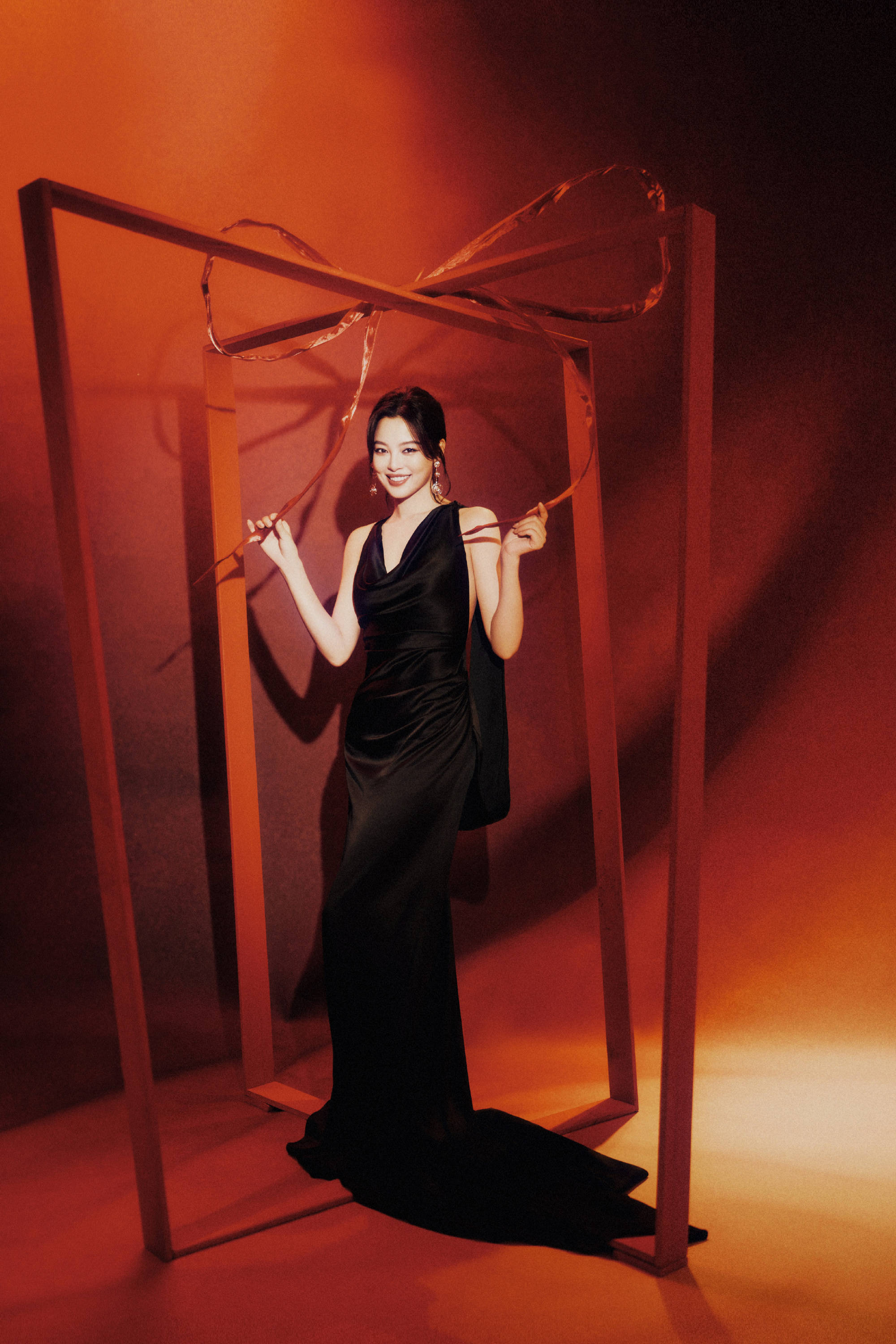 辛芷蕾身穿露背吊带裙性感吸睛 体格高挑气质在线