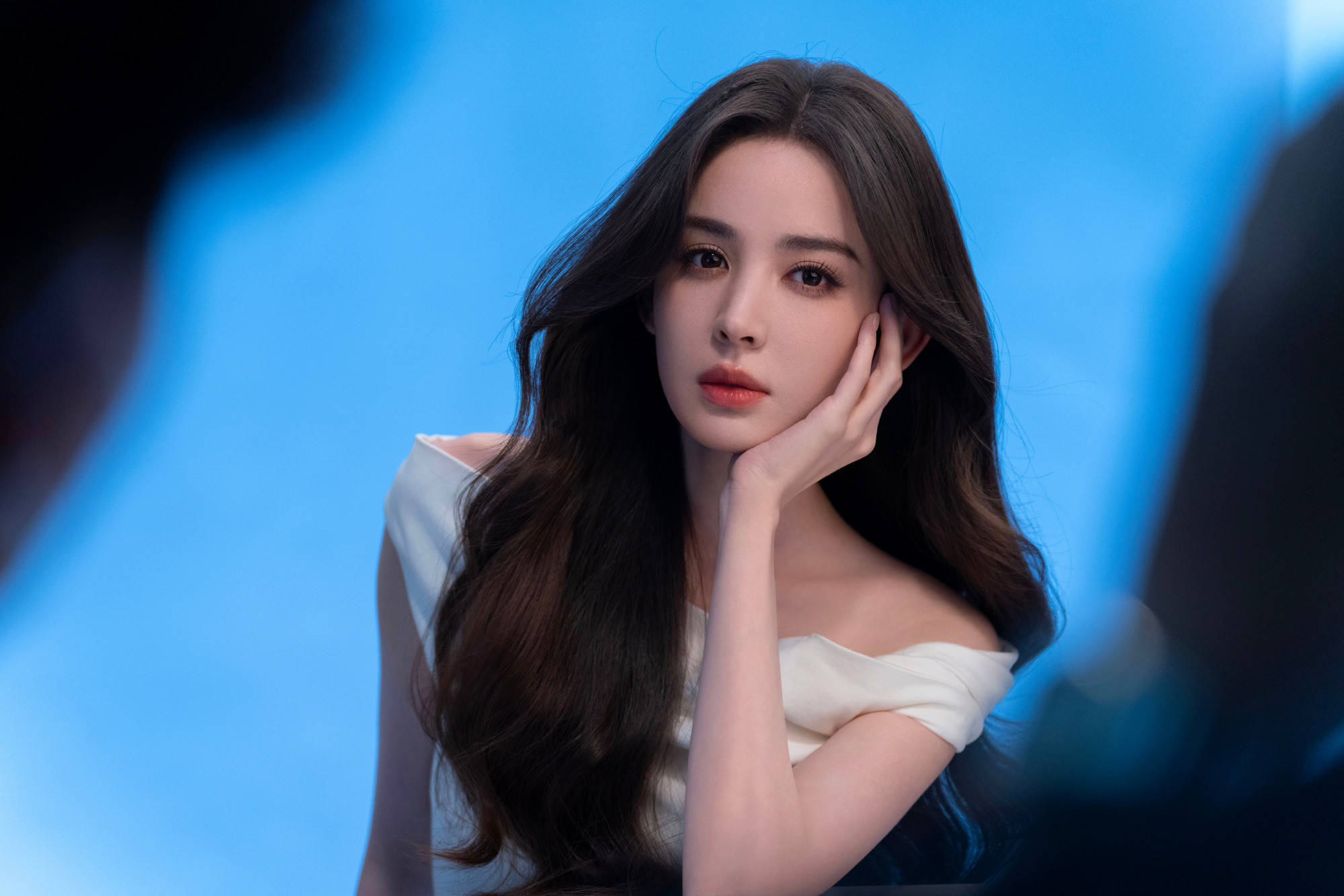 娜扎穿露肩白裙好意思神驾临 大波澜鬈发和缓明艳