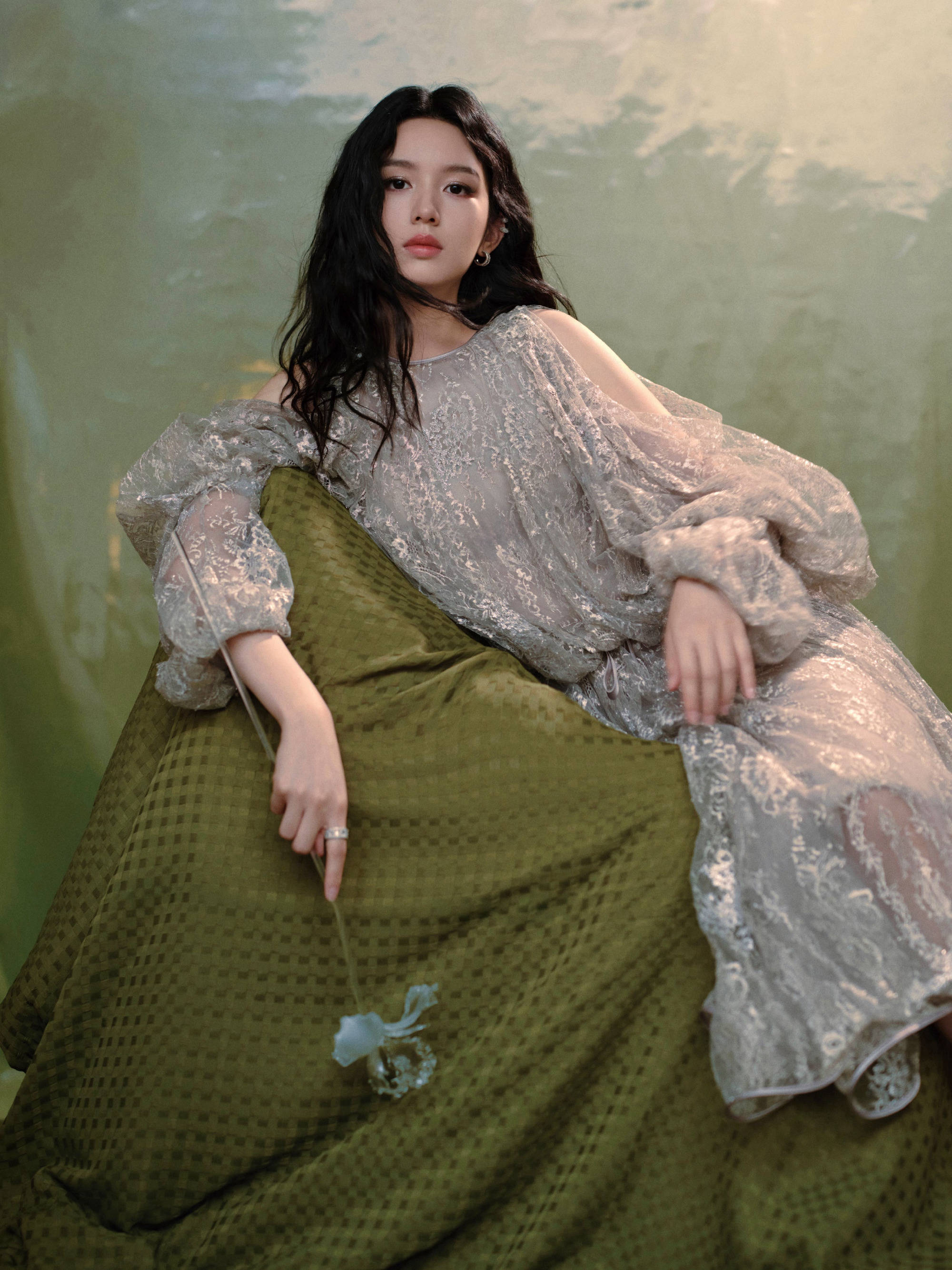 周也穿透视裙秀唯妙身姿 与鲜花绿植合影簇新怡东说念主