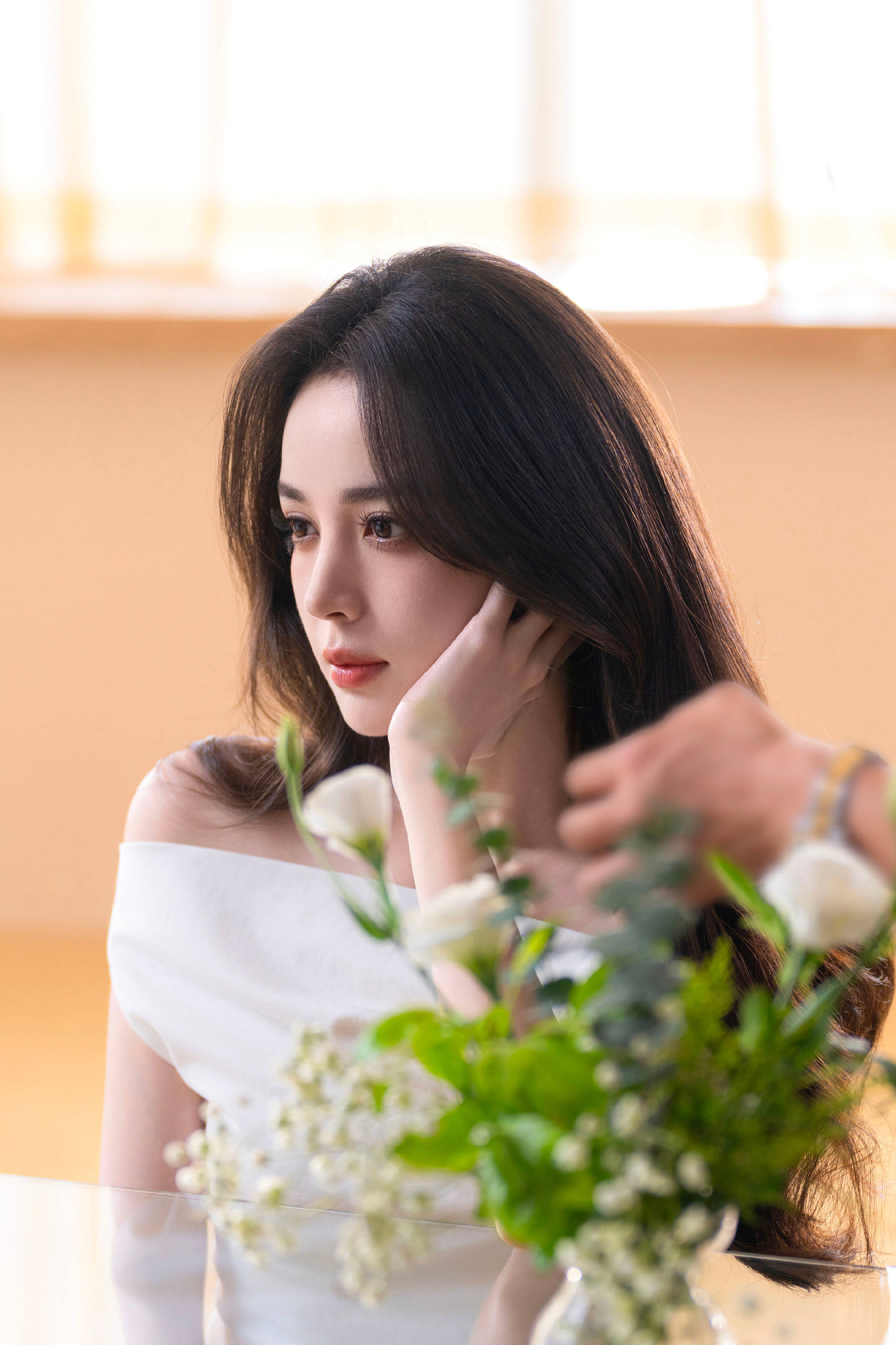 娜扎穿露肩白裙好意思神驾临 大波澜鬈发和缓明艳