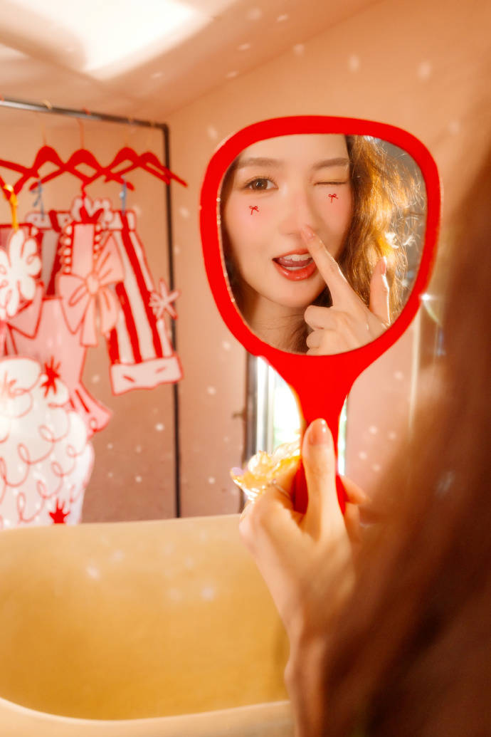 王玉雯穿碎花纱裙柔好意思虚幻 俏皮可儿尽显仙女气味