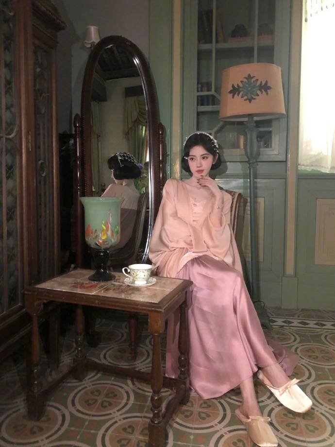 鞠婧祎穿缎面裙配珍珠发冠 存眷贵气化身民国好意思东说念主